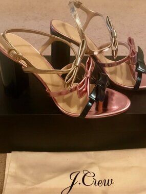 J.CREW COLLECTION STELLA BOW HEELS (100 MM) IN METALLIC EMERALD. COLOR: METALLIC